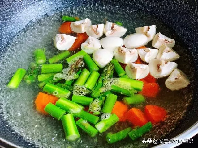 炒蘆筍時,直接下鍋炒是大錯特錯,多加這一步,脆嫩爽口不澀嘴