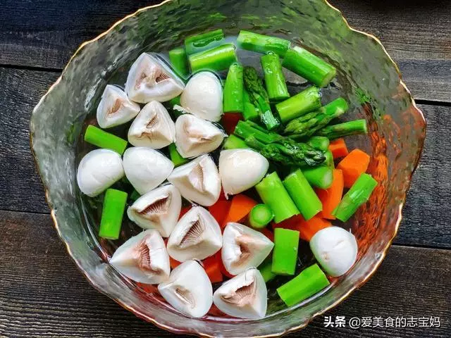 炒蘆筍時,直接下鍋炒是大錯特錯,多加這一步,脆嫩爽口不澀嘴