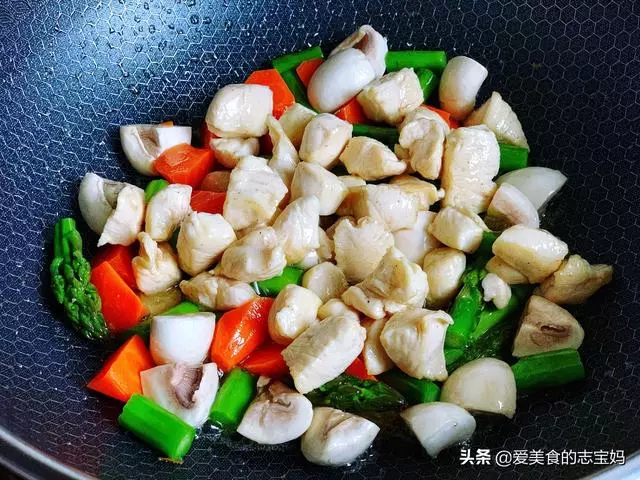 炒蘆筍時,直接下鍋炒是大錯特錯,多加這一步,脆嫩爽口不澀嘴