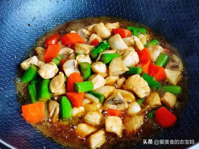 炒蘆筍時,直接下鍋炒是大錯特錯,多加這一步,脆嫩爽口不澀嘴