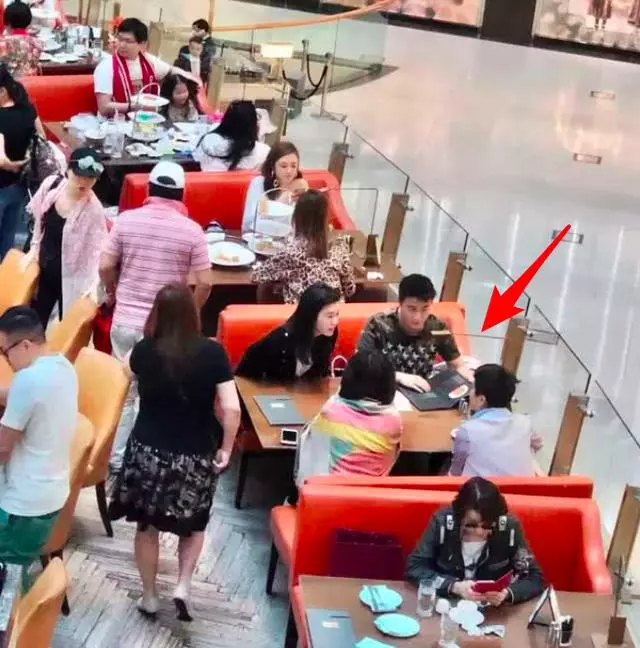 超醒目!何猷君正式帶女友見家長,奚夢瑤對賭王四太不斷獻殷勤!
