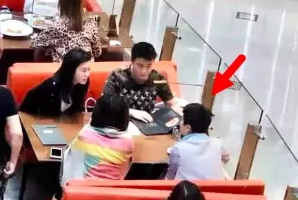 超醒目!何猷君正式帶女友見家長,奚夢瑤對賭王四太不斷獻殷勤!