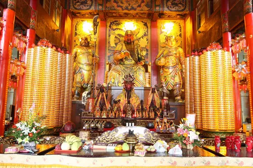 女兒在廟裡「笑太歲長得好奇怪」態度超輕浮 下一秒「當場被神明教訓」媽急求原諒:快點道歉!