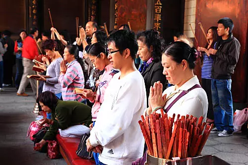 女兒在廟裡「笑太歲長得好奇怪」態度超輕浮 下一秒「當場被神明教訓」媽急求原諒:快點道歉!