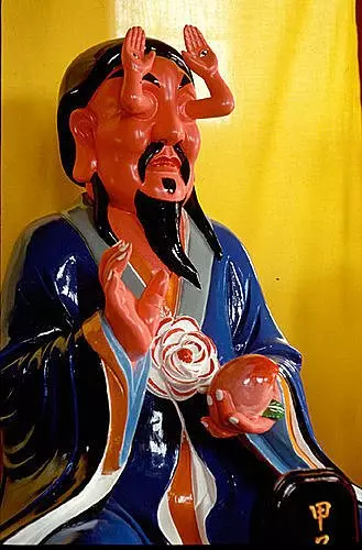女兒在廟裡「笑太歲長得好奇怪」態度超輕浮 下一秒「當場被神明教訓」媽急求原諒:快點道歉!
