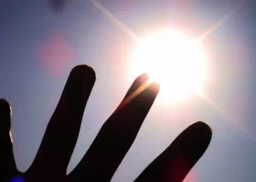 伸出你的手,手上這兩條線,預示你有多好命!測測看