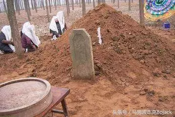 把老人安葬好後,5歲兒子說:媽媽,你背上趴著個人!媽媽癱地上