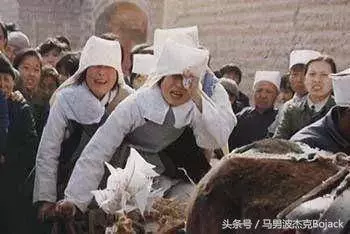 把老人安葬好後,5歲兒子說:媽媽,你背上趴著個人!媽媽癱地上