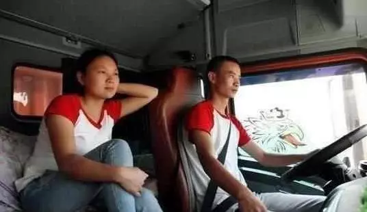 為什麼貨車司機一般都會帶著老婆一起跑貨?一位老司機偷偷告訴你「實情」