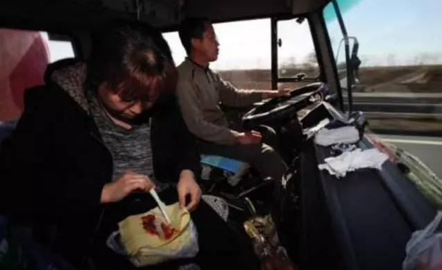 為什麼貨車司機一般都會帶著老婆一起跑貨?一位老司機偷偷告訴你「實情」
