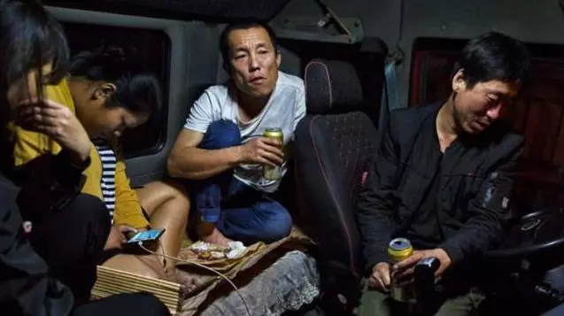 為什麼貨車司機一般都會帶著老婆一起跑貨?一位老司機偷偷告訴你「實情」