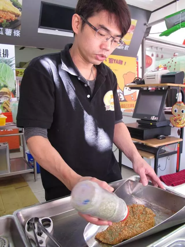 放棄6萬高薪!博士生「轉行賣雞排」震驚社會 爸爸嘆氣吐心聲:省吃儉用讓你讀書結果...