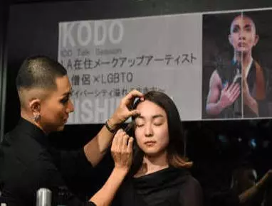 前衛和尚「公開出櫃」還在美國擔任彩妝師 踩高根鞋「宣揚佛法」:佛曰眾生平等!