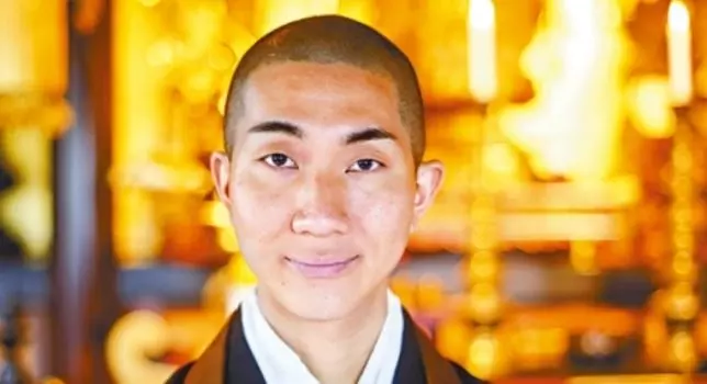 前衛和尚「公開出櫃」還在美國擔任彩妝師 踩高根鞋「宣揚佛法」:佛曰眾生平等!
