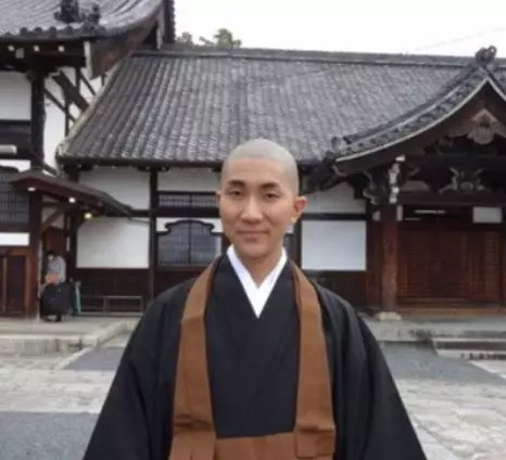 前衛和尚「公開出櫃」還在美國擔任彩妝師 踩高根鞋「宣揚佛法」:佛曰眾生平等!