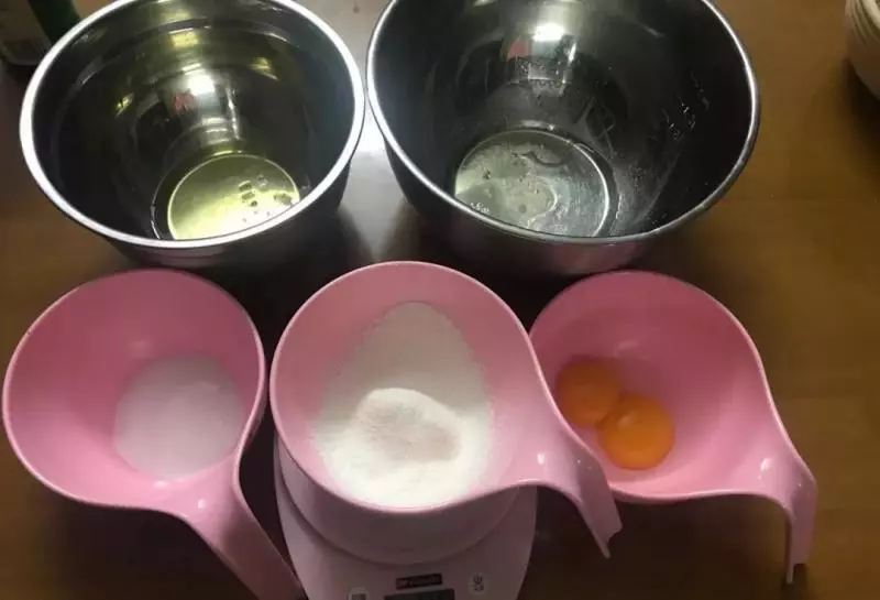 不用牛奶也能做蛋糕,簡單幾步,香甜可口、色澤金黃!