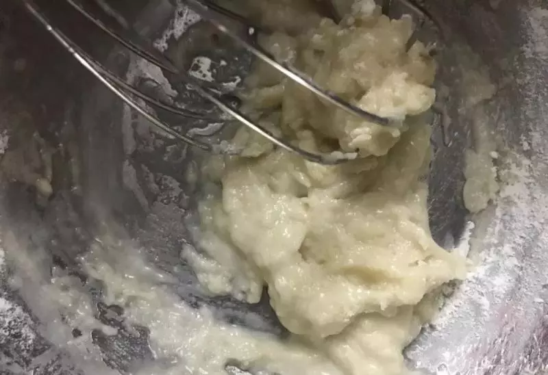 不用牛奶也能做蛋糕,簡單幾步,香甜可口、色澤金黃!