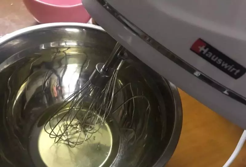 不用牛奶也能做蛋糕,簡單幾步,香甜可口、色澤金黃!