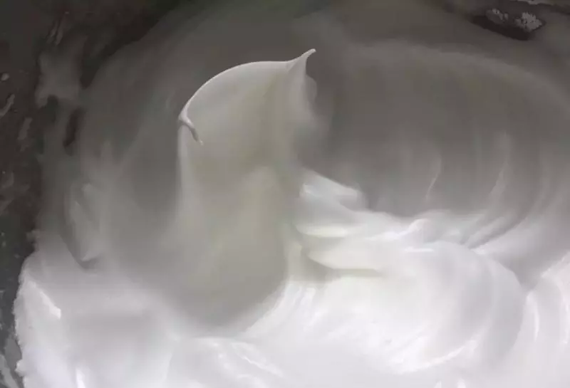 不用牛奶也能做蛋糕,簡單幾步,香甜可口、色澤金黃!