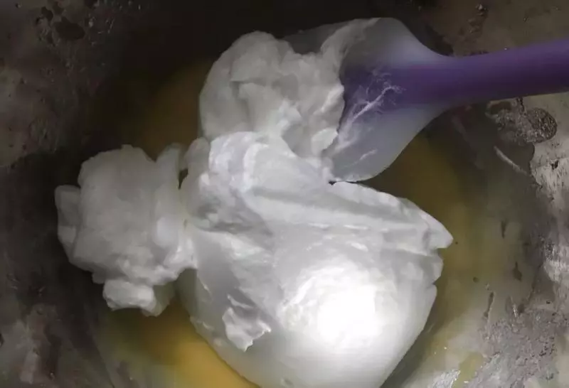 不用牛奶也能做蛋糕,簡單幾步,香甜可口、色澤金黃!