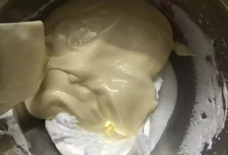 不用牛奶也能做蛋糕,簡單幾步,香甜可口、色澤金黃!
