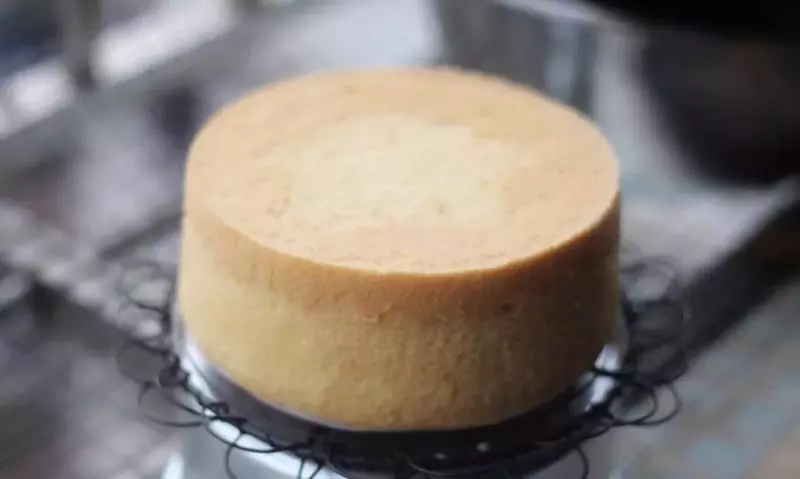 不用牛奶也能做蛋糕,簡單幾步,香甜可口、色澤金黃!