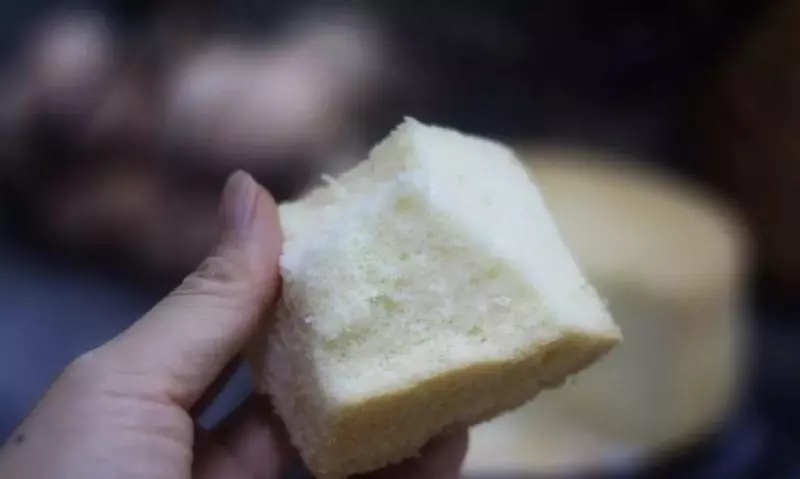不用牛奶也能做蛋糕,簡單幾步,香甜可口、色澤金黃!