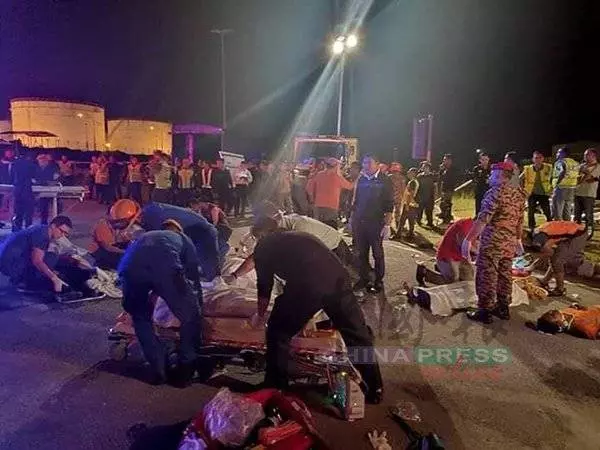 恐怖車禍最新消息！死者增至11人 [內附視頻]