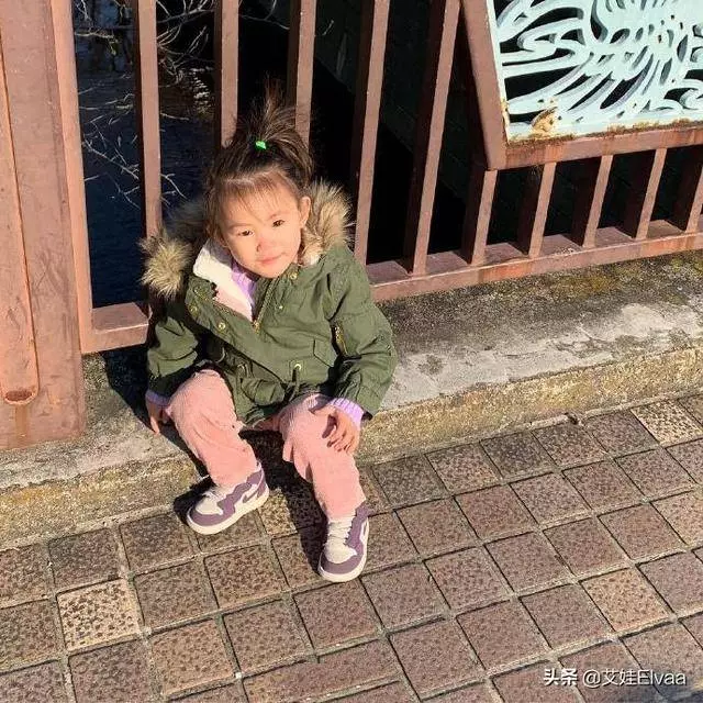 被陳冠希女兒迷住了,2歲衣品搶鏡,甜美公主范穿搭太討人喜歡
