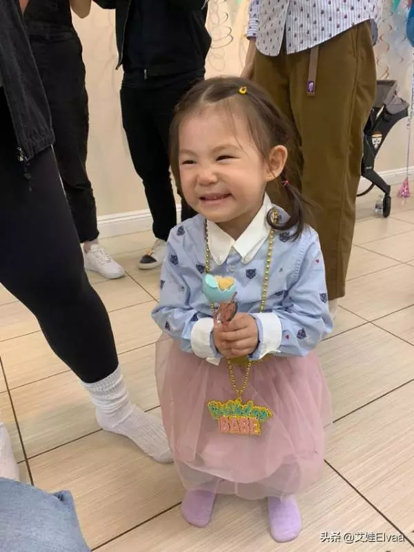 被陳冠希女兒迷住了,2歲衣品搶鏡,甜美公主范穿搭太討人喜歡