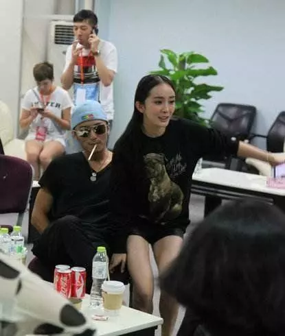 楊冪謝霆鋒被曝宣布大婚?王菲不淡定了,冪冪大方4字霸氣回應