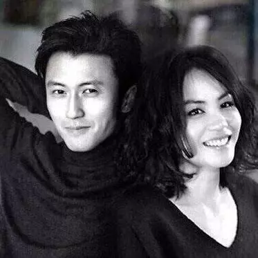楊冪謝霆鋒被曝宣布大婚?王菲不淡定了,冪冪大方4字霸氣回應