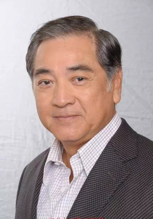 74歲秦沛外出逛街,與妻子同框像兩代人,手挽手羨煞旁人~