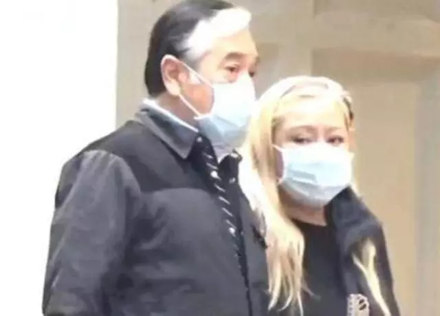 74歲秦沛外出逛街,與妻子同框像兩代人,手挽手羨煞旁人~