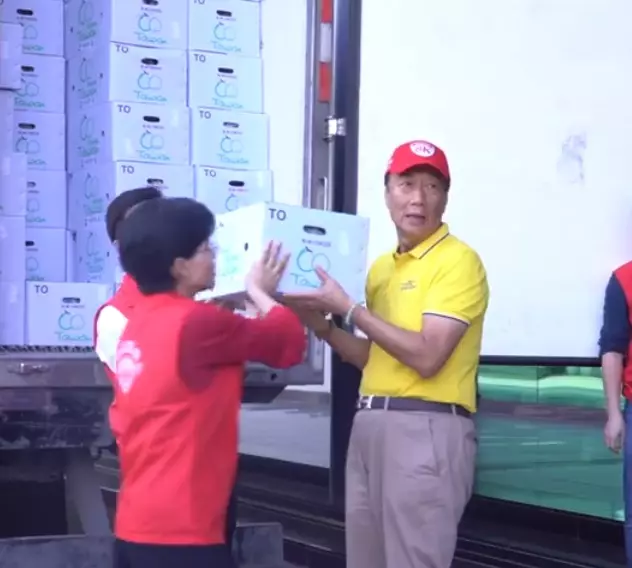 不收禮的郭董為她破例收下枇杷 背後超暖原因曝光