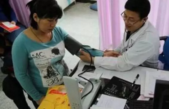 老公是婦科醫生,新婚夜滅燈前,他在俺耳邊問一問題, 俺臉發白