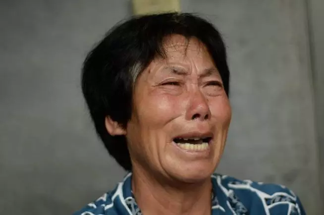 女兒難產,女婿卻不見人影,岳母生氣去找親家理論,敲開門,蒙了