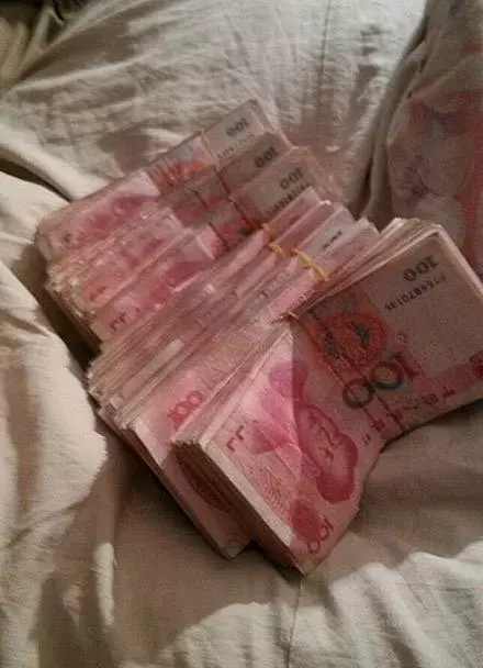 俺結婚爺爺偷給十萬陪嫁,3年後爺爺去世,回家收拾遺物俺砸了家
