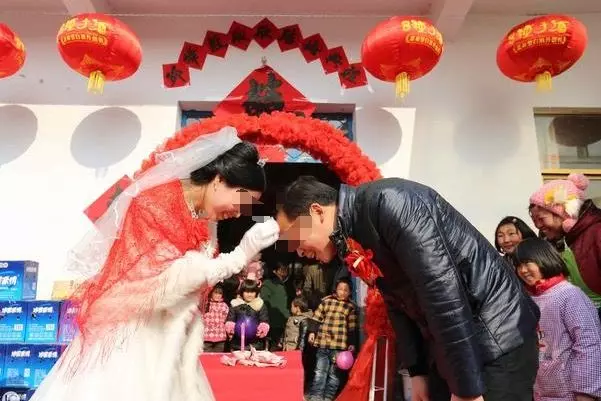 婚禮上農村婆婆給個薄紅包,兒媳叫聲阿姨,打開紅包賓客傻住
