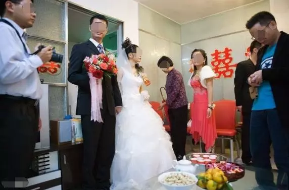 婚禮上農村婆婆給個薄紅包,兒媳叫聲阿姨,打開紅包賓客傻住