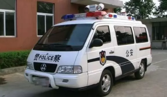 公公去衛生間,總拿一包大號創可貼,俺起疑,瞥見他褲腿俺報了警