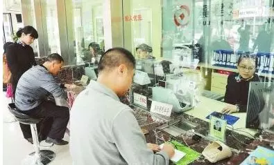 父去世留下一存摺,兒去銀行取錢稱本人才能取,兒的做法絕了