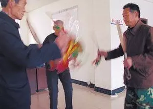 父去世留下一存摺,兒去銀行取錢稱本人才能取,兒的做法絕了