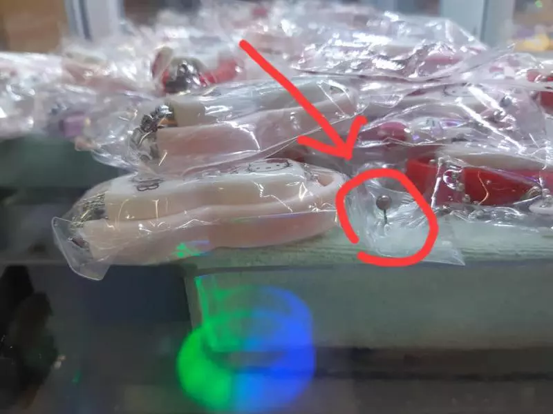 士林夜市「娃娃機」怎麼夾都夾不到!他驚見「秘密機關」…網怒:根本是詐欺