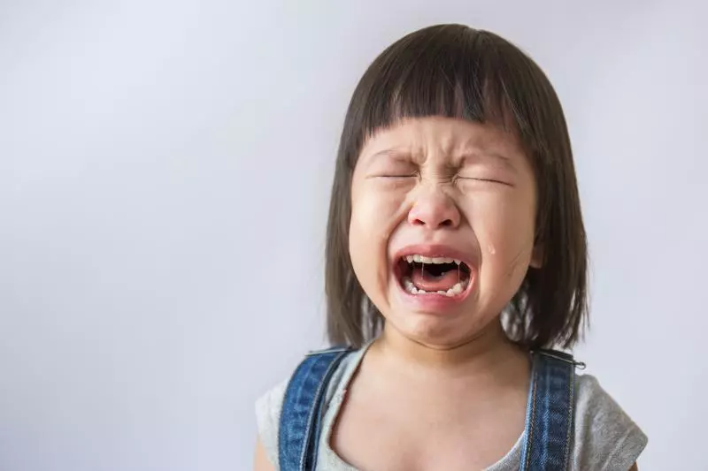 女兒拜拜「笑太歲長得奇怪」…下秒「眼睛腫成貢丸」神明懲罰馬上到!媽趕緊道歉