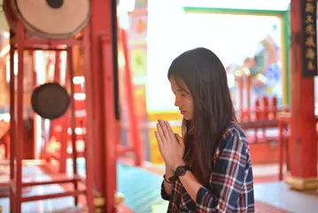 女兒拜拜「笑太歲長得奇怪」…下秒「眼睛腫成貢丸」神明懲罰馬上到!媽趕緊道歉