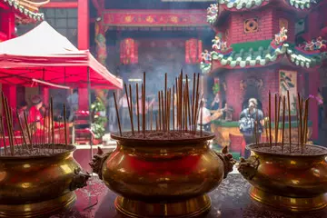女兒拜拜「笑太歲長得奇怪」…下秒「眼睛腫成貢丸」神明懲罰馬上到!媽趕緊道歉