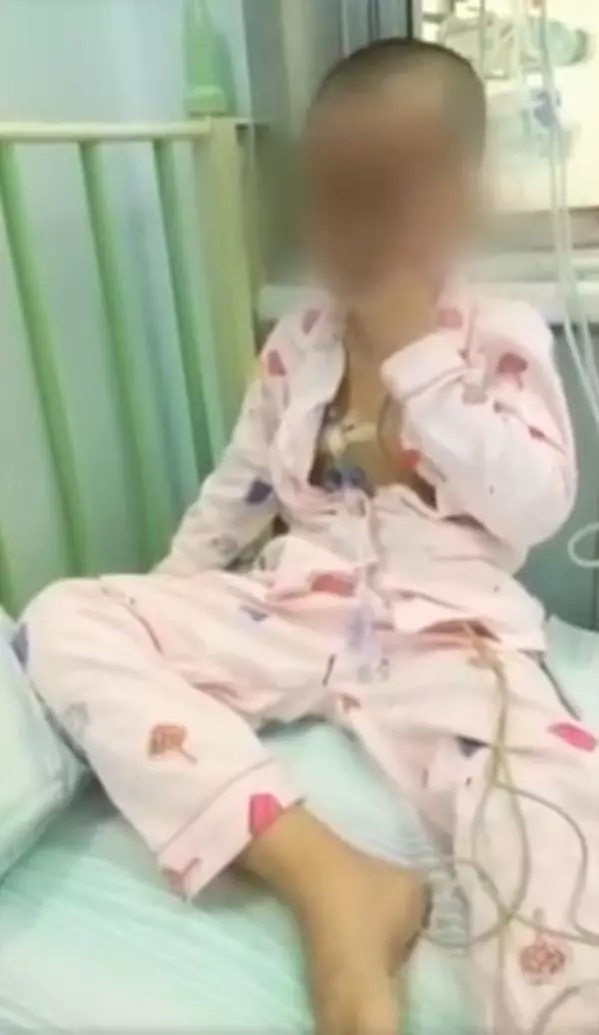 揪心!6歲重症女孩「忍痛化療」準備骨髓手術,捐贈者卻臨時悔捐,她痛哭:「我想健康…」