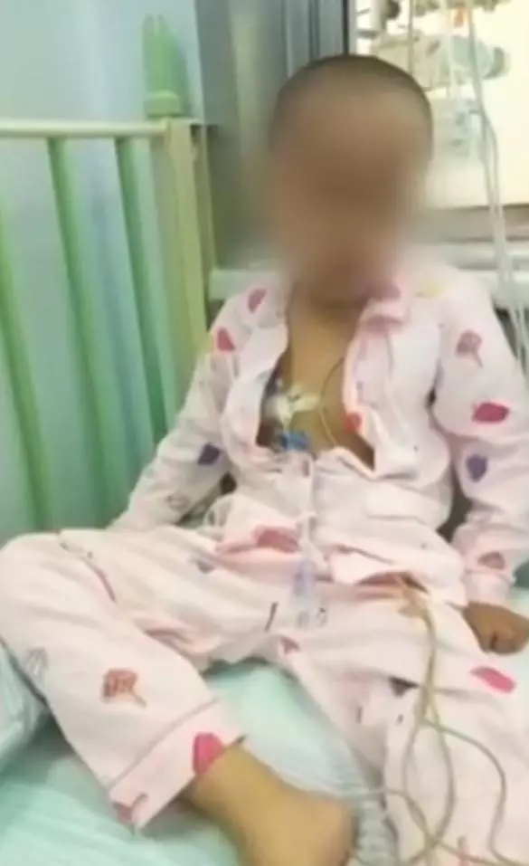揪心!6歲重症女孩「忍痛化療」準備骨髓手術,捐贈者卻臨時悔捐,她痛哭:「我想健康…」