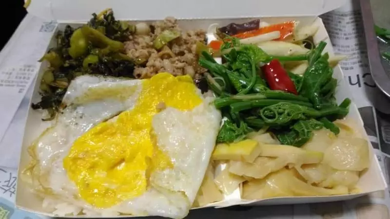 母賣50元「超豐盛便當」被嫌貴?偶爾加碼送好料…網狂挺:「吃米不知米價,媽媽味最美味!」
